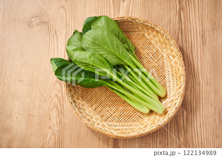 竹ざるに盛った新鮮な小松菜 竹ざるに盛った新鮮な小松菜 122134989