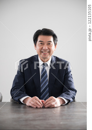 営業や商談打ち合わせなどで笑顔の男性 122135105