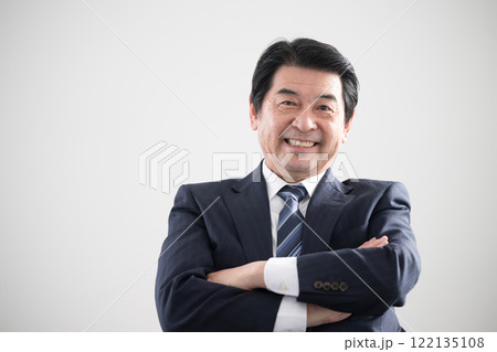 営業や商談打ち合わせなどの成功で笑顔、大笑いの腕組むカメラ目線男性 営業や商談打ち合わせなどの成功で笑顔、大笑いの腕組むカメラ目線男性 122135108