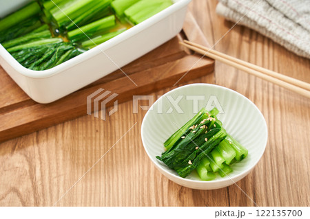 シンプルで健康的な小松菜のお浸し – 和食の定番副菜 122135700