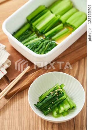 シンプルで健康的な小松菜のお浸し – 和食の定番副菜 シンプルで健康的な小松菜のお浸し – 和食の定番副菜 122135703