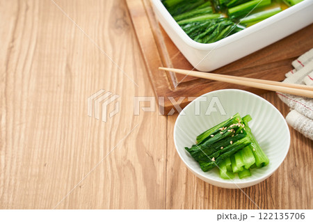 シンプルで健康的な小松菜のお浸し – 和食の定番副菜 シンプルで健康的な小松菜のお浸し – 和食の定番副菜 122135706
