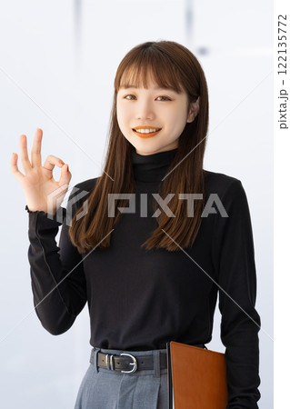 OKポーズをする笑顔の女性・ビジネスウーマン OKポーズをする笑顔の女性・ビジネスウーマン 122135772