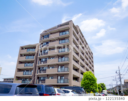 地方都市の街並みと青空 122135840