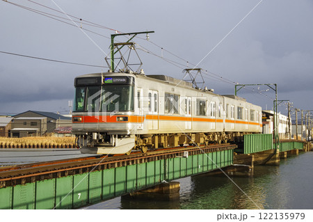 大野川の鉄橋を渡る北陸鉄道の電車 122135979