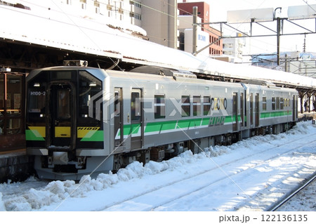 冬の函館本線H100形（山線区間：長万部⇔小樽） 122136135