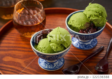 和食器に盛り付けられた抹茶のアイスクリーム 和食器に盛り付けられた抹茶のアイスクリーム 122136388