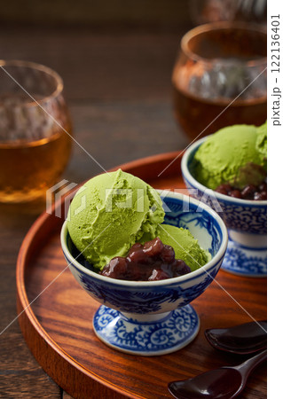 和食器に盛り付けられた抹茶のアイスクリーム 和食器に盛り付けられた抹茶のアイスクリーム 122136401