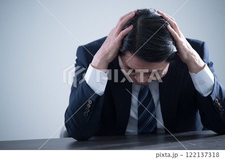 問題や悩みで頭を抱えるシニアのビジネスマン 社長や中小企業経営者 122137318