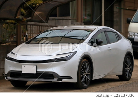 白い国産ハイブリット車 122137330