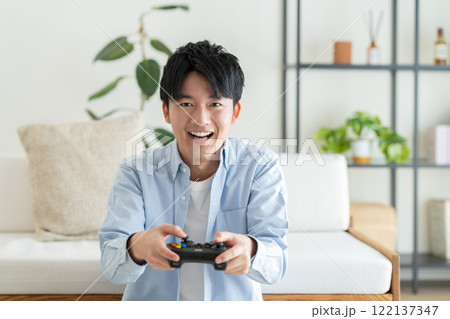 テレビゲームをする若い男性 122137347