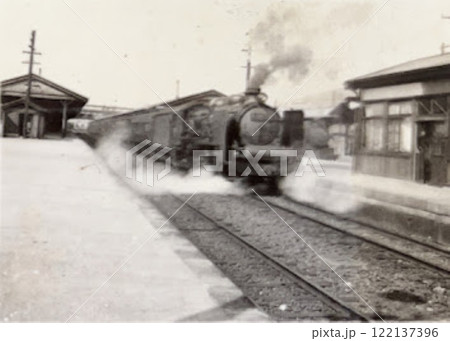 駅を出発する機関車 1930年代 戦前の風景 駅を出発する機関車 1930年代 戦前の風景 122137396