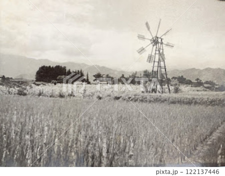 信州の高原にある風車　1930年代　戦前　田舎の風景 122137446