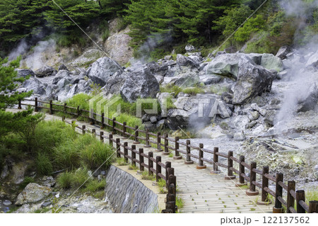 硫黄の匂いが漂う雲仙地獄　（長崎県雲仙市小浜町） 122137562