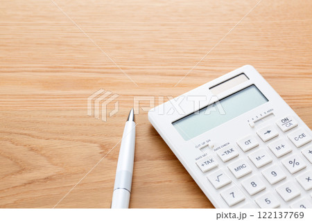 白い電卓とボールペン 122137769