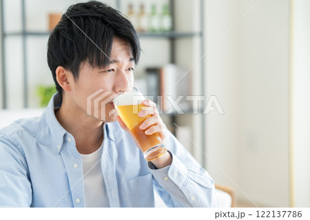 ビールを飲む若い男性 122137786