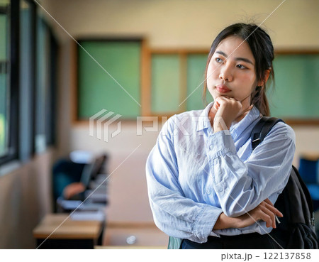 悩む学生（大学生・高校生） 122137858