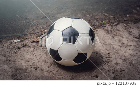 忘れられたサッカーボールと土のグラウンド 122137938