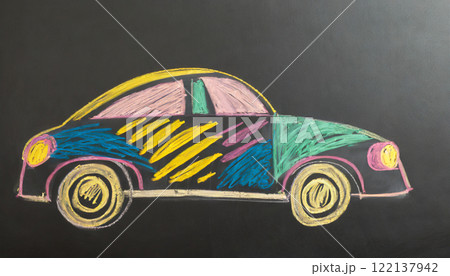 黒板に描かれたカラフルな子ども用の車のイラスト 122137942