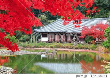 【京都府】晴天の浄瑠璃寺庭園の本堂と紅葉 122138051