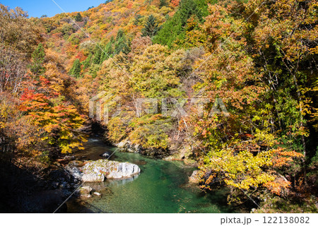 国道257号線沿い・馬瀬川の紅葉《岐阜県清見町》 122138082