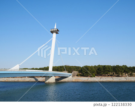 葛西海浜公園から見る葛西臨海公園と葛西渚橋 122138330
