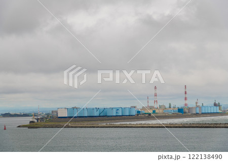 【さんふらわあ　ふらの　苫小牧フェリーターミナル入港　コンビナートと火力発電所】 122138490