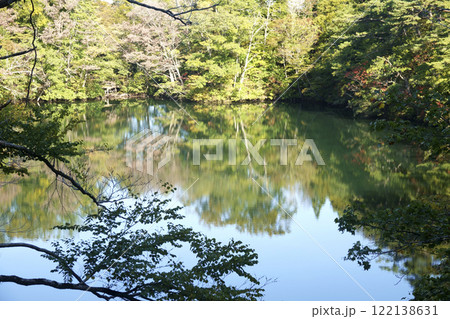 津軽十二湖自然休養林の散策コースから見える神秘的な湖の湖面と映り込み 122138631