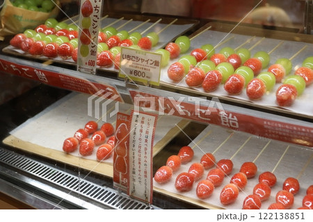 東京スカイツリータウンで売られている「いちご飴」 122138851