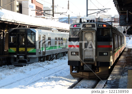 冬の小樽駅に停車中の函館本線H100形・731系電車 冬の小樽駅に停車中の函館本線H100形・731系電車 122138950