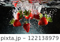 水の中に落ちるたくさんのイチゴ 122138979