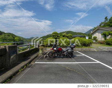 室生ダムのダム湖とバイク 122139031