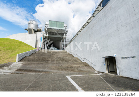 佐賀県武雄市　晴天の佐賀県立宇宙科学館ゆめぎんが 122139264