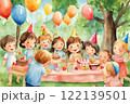 公園で誕生日会をする子供たち 公園で誕生日会をする子供たち 122139501