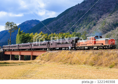 山口線を走る正月仕様のDD51　長門峡　山口県山口市 122140308