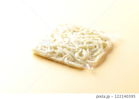 茹でる前の袋入りうどん 122140395