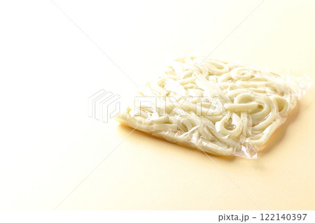茹でる前の袋入りうどん 122140397