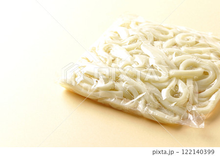 茹でる前の袋入りうどん 茹でる前の袋入りうどん 122140399