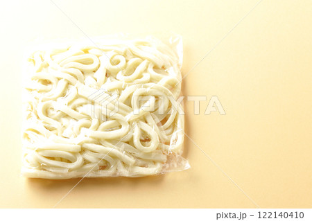 茹でる前の袋入りうどん 122140410