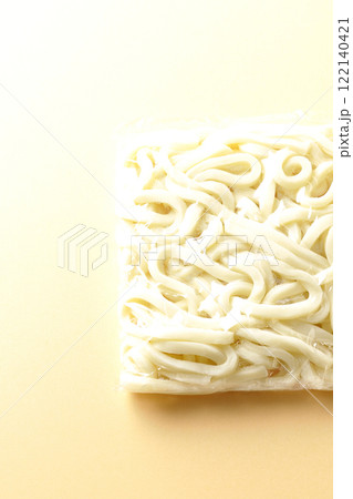茹でる前の袋入りうどん 122140421