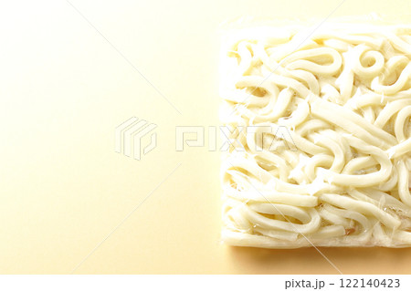 茹でる前の袋入りうどん 122140423