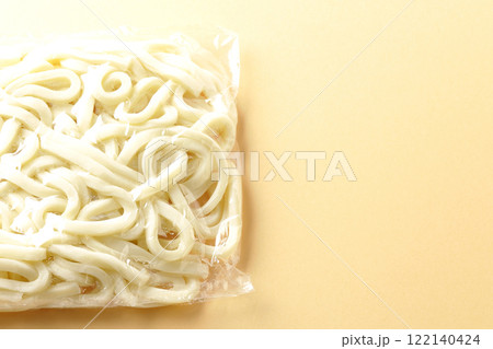 茹でる前の袋入りうどん 茹でる前の袋入りうどん 122140424