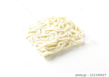 茹でる前の袋入りうどんを白背景で撮影 茹でる前の袋入りうどんを白背景で撮影 122140427
