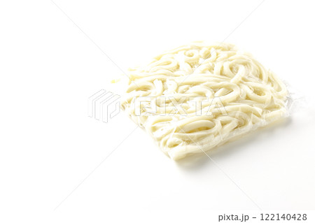 茹でる前の袋入りうどんを白背景で撮影 122140428