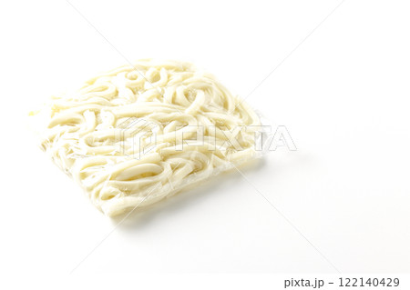 茹でる前の袋入りうどんを白背景で撮影 122140429