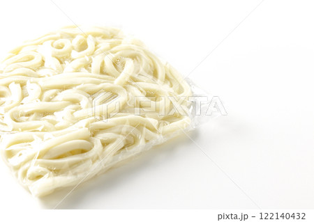 茹でる前の袋入りうどんを白背景で撮影 茹でる前の袋入りうどんを白背景で撮影 122140432