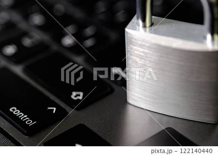 南京錠とキーボード 122140440