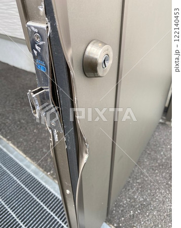泥棒にこじ開けられたドア 泥棒にこじ開けられたドア 122140453