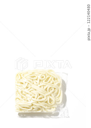 茹でる前の袋入りうどんを白背景で撮影 122140480
