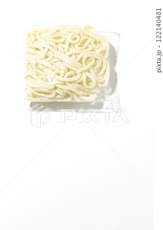 茹でる前の袋入りうどんを白背景で撮影 茹でる前の袋入りうどんを白背景で撮影 122140481